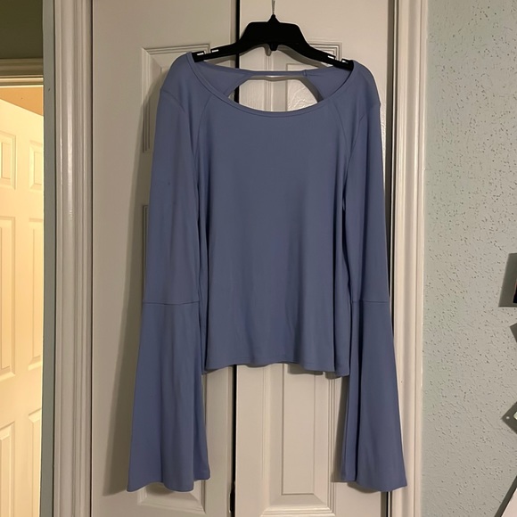 Women’s Hollister Periwinkle Bell Sleeve top with open back - Picture 1 of 3